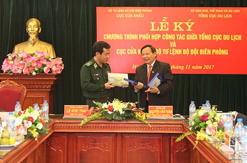 Tổng cục trưởng TCDL Nguyễn Văn Tuấn tặng quà lưu niệm của ngành Du lịch cho Thiếu tướng Lê Đức Thái - Phó Tư lệnh Bộ Tư lệnh Bộ đội Biên phòng